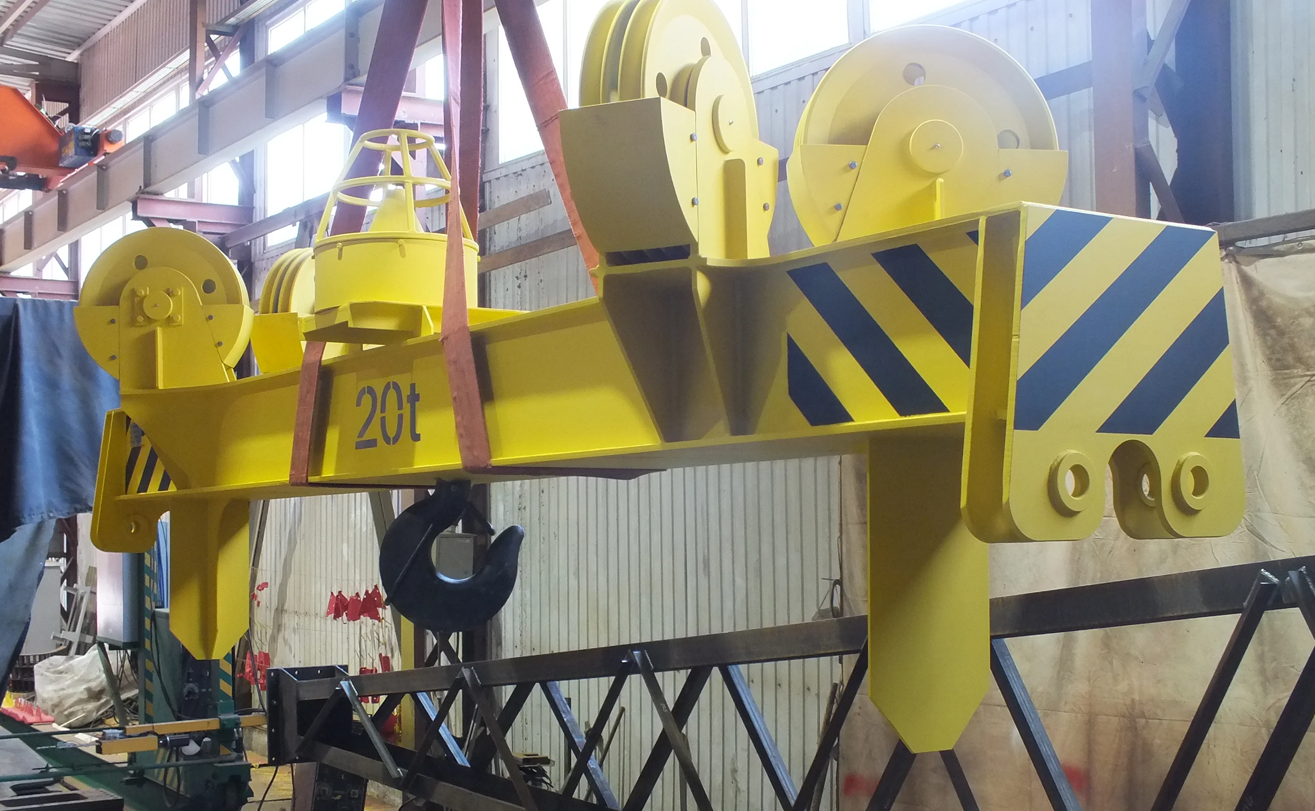 Photo 2 – Traverses and hook suspensions