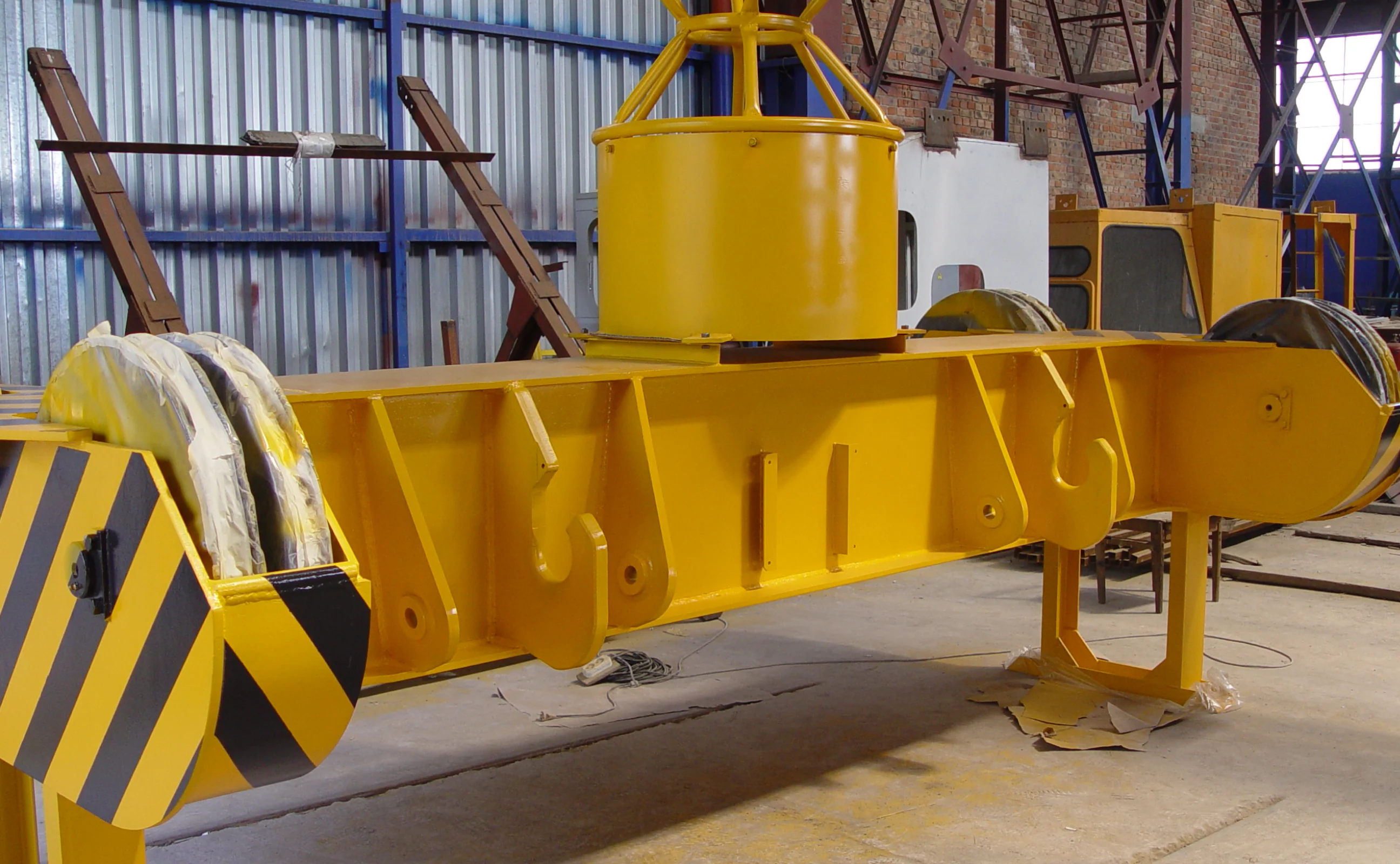 Photo 3 – Traverses and hook suspensions