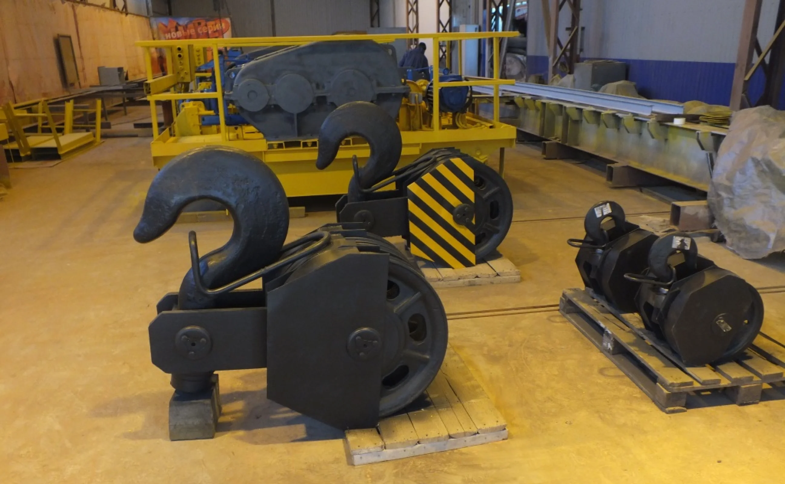 Photo 4 – Traverses and hook suspensions