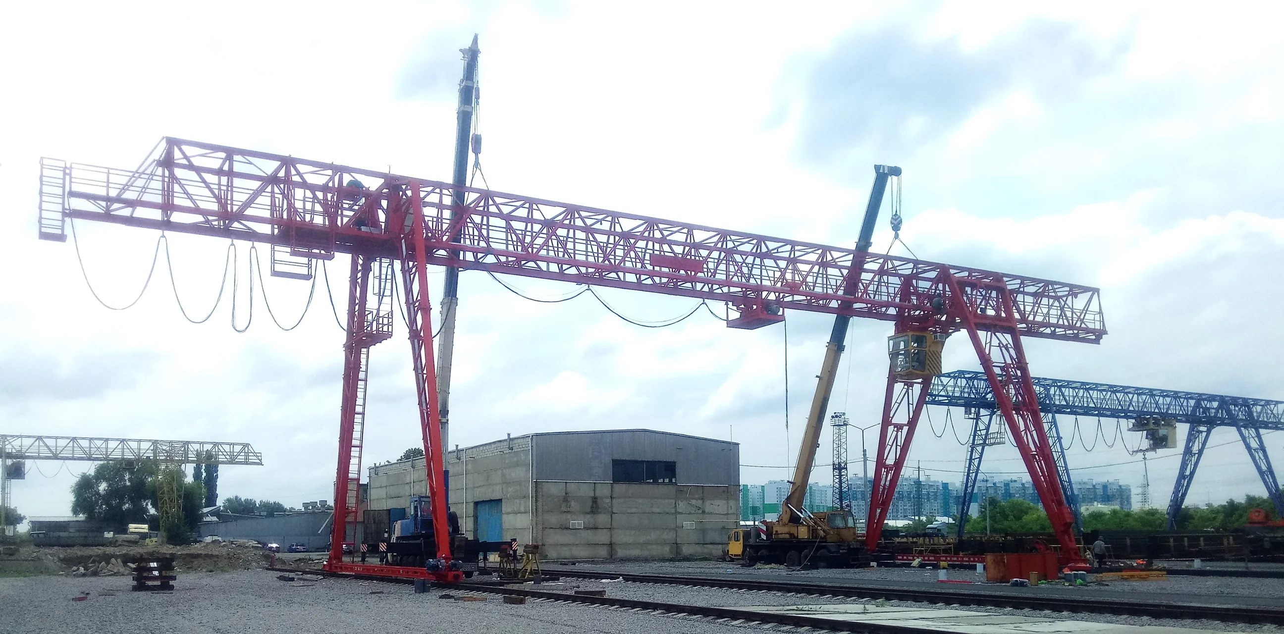Photo 4 – Gantry cranes